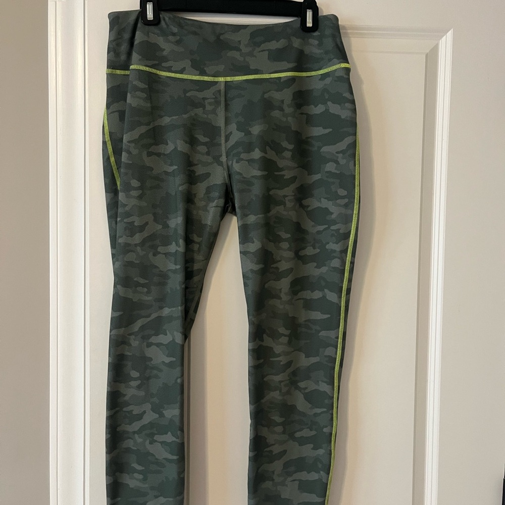Vineyard Vines Camouflage Green Leggings